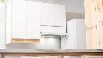 Jääkaappi, mikroaaltouuni, uuni, kahvin-/teenkeitin