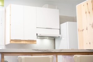 Een koelkast, een magnetron, een oven, een koffiezetapparaat/waterkoker