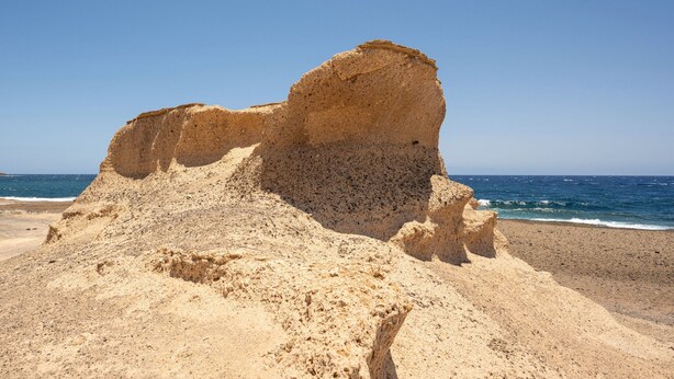 Una gran formación rocosa cerca de la playa.