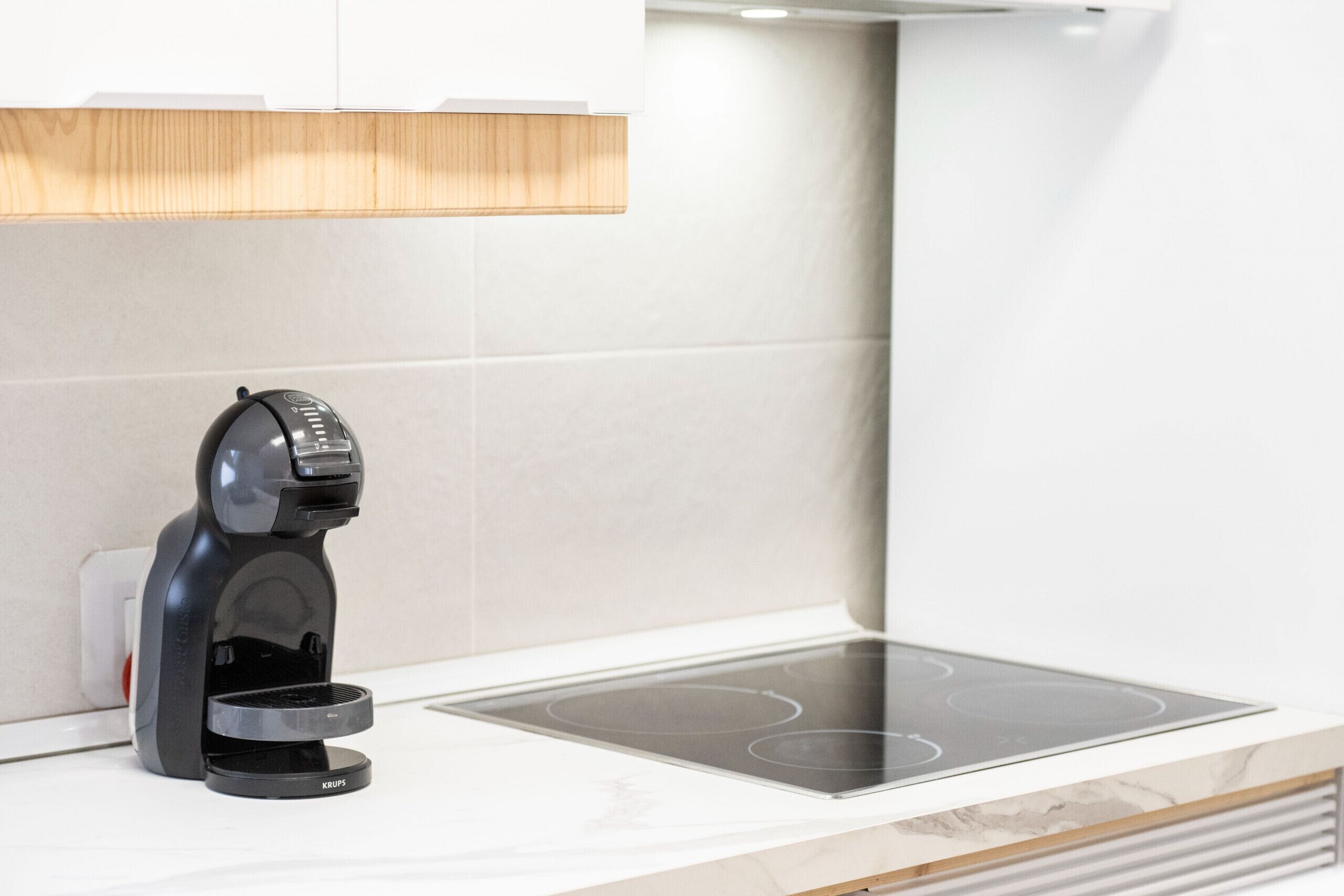 Kühlschrank, Mikrowelle, Ofen, Wasserkocher mit Kaffee-/Teezubehör