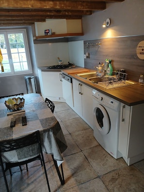 Geladeira, micro-ondas, fogão, cooktop
