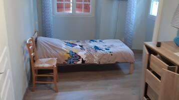 3 slaapkamers, een strijkplank/strijkijzer, reisbedje, gratis wifi