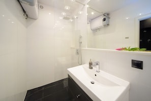Deluxe Apartment | Bathroom
