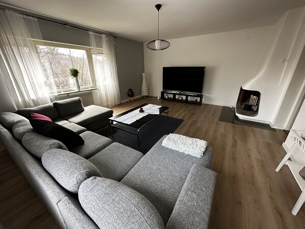 TV connectée, cheminée, lecteur de DVD, table de tennis de table