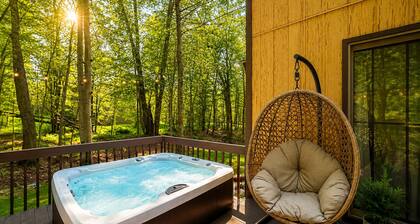 Family-Friendly Cozy Cabin Hot Tub, Fire Pit, Outdoor Pool & Ping Pong table