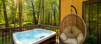 Family-Friendly Cozy Cabin Hot Tub, Fire Pit, Outdoor Pool & Ping Pong table