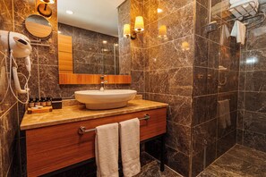 Junior Suite | Bathroom | Free toiletries, hair dryer, slippers, towels - Library Hotel Erciyes (Kayseri)