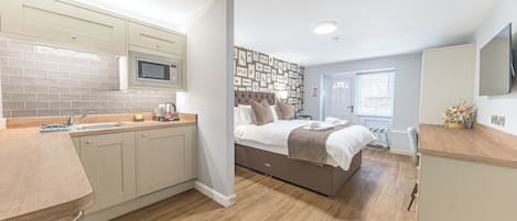 Kamar Double Klasik, 1 Tempat Tidur King, dapur kecil, gedung tambahan | Seprai premium, setrika/meja setrika, Wi-Fi gratis, dan seprai linen