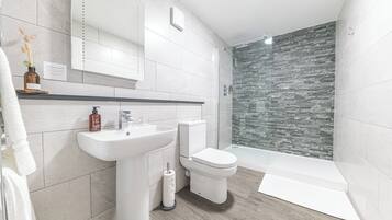 Classic-Zimmer, 1 King-Bett | Badezimmer | Dusche, kostenlose Toilettenartikel, Haartrockner, Handtücher