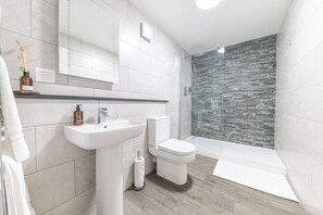 Classic Room, 1 King Bed | Bathroom | Shower, free toiletries, hair dryer, towels - Chequers Lodge (Dalton-in-Furness)
