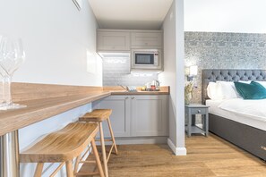 Classic King Room, 1 King Bed, Kitchenette, Annex Building | Private kitchen