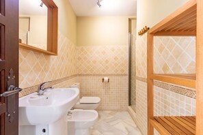 San Esteban 1 | Salle de bain | Douche, séchoir à cheveux, bidet, serviettes fournies