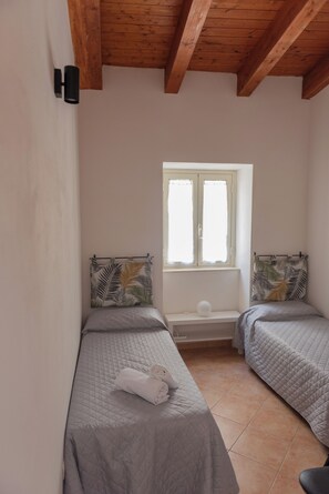 2 bedrooms, iron/ironing board, travel cot, free WiFi