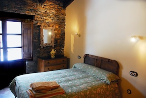5 bedrooms, iron/ironing board, bed sheets