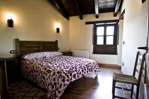 5 chambres, fer et planche à repasser, draps fournis