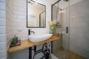 Deluxe Apartment | Bathroom