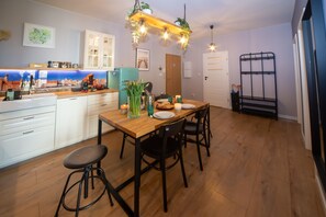 Apartamento Deluxe | Cocina privada | Frigorífico grande, horno, placa de cocina y lavavajillas
