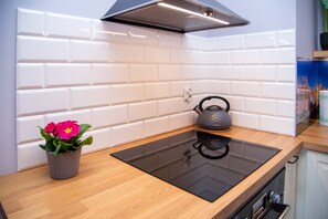 Apartamento Deluxe | Cocina privada | Frigorífico grande, horno, placa de cocina y lavavajillas