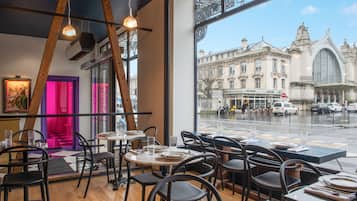 Tägliches Frühstücksbuffet (18 EUR pro Person)