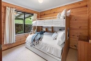 3 bedrooms, bed sheets