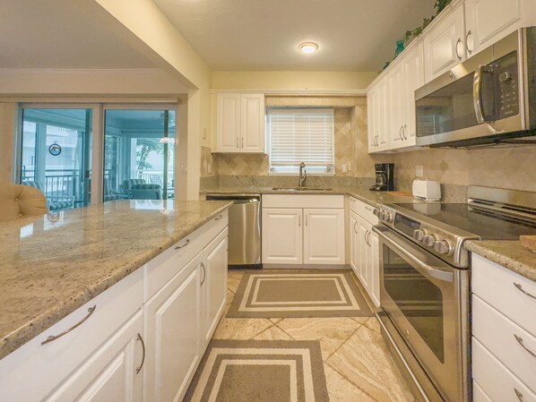 Jääkaappi, uuni, liesi, kahvin-/teenkeitin