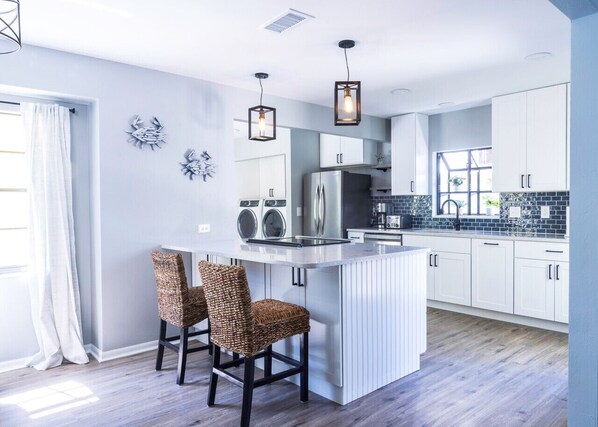 冷蔵庫、電子レンジ、オーブン、コンロ