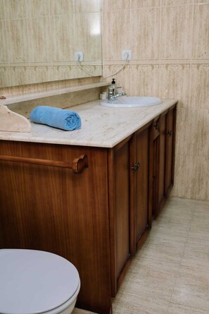 Asciugacapelli, asciugamani, sapone, carta igienica