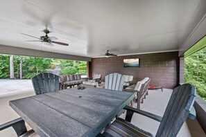 Outdoor dining - Far Horizons: MtnView•HotTub•PoolTbl•KingSuites (Gatlinburg)