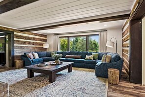 Smart TV, chimenea, videojuegos