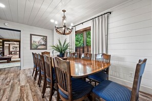 Dining - Far Horizons: MtnView•HotTub•PoolTbl•KingSuites (Gatlinburg)