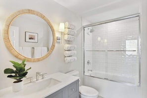 Bathtub, hair dryer, towels, shampoo - 8BR Lakefront Estate | Pool, Hot Tub & Lake Access (Savannah)