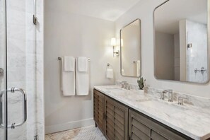 Bathtub, hair dryer, towels, shampoo - Lakefront Oasis | Pool & Hot Tub (Savannah)