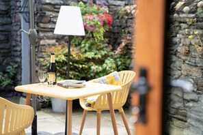 Outdoor dining - Modern Home in Windermere, by LetMeStay (Windermere)