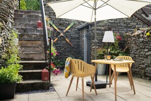 Outdoor dining - Modern Home in Windermere, by LetMeStay (Windermere)