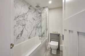 Badewanne, Haartrockner, Handtücher, Seife