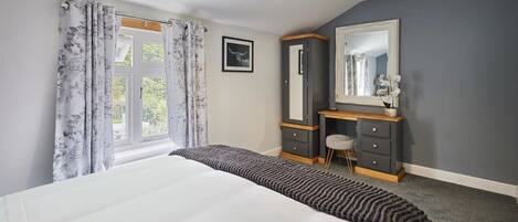 2 chambres, fer et planche à repasser, Wi-Fi gratuit, draps fournis