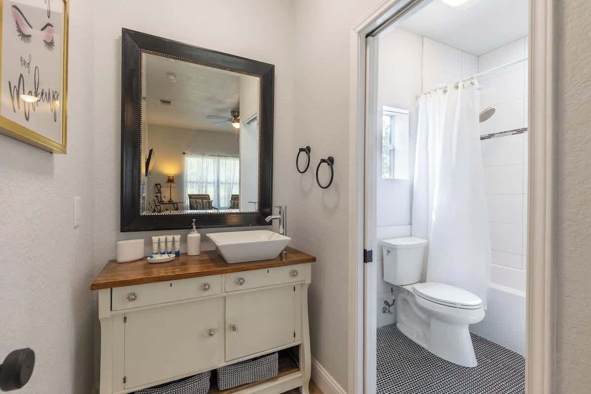 Dusj, hårføner, håndklær og sjampo