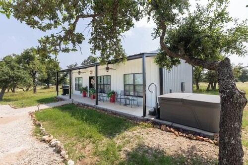 La Casita: Hot-tub & Firepit, 15 min to Fred!