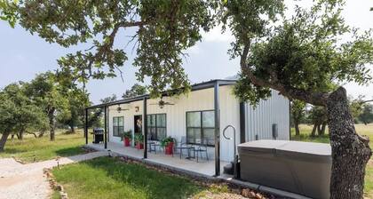 La Casita: Hot-tub & Firepit, 15 min to Fred!