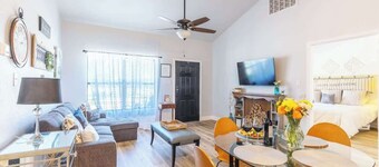 La Casita: Hot-tub & Firepit, 15 min to Fred!