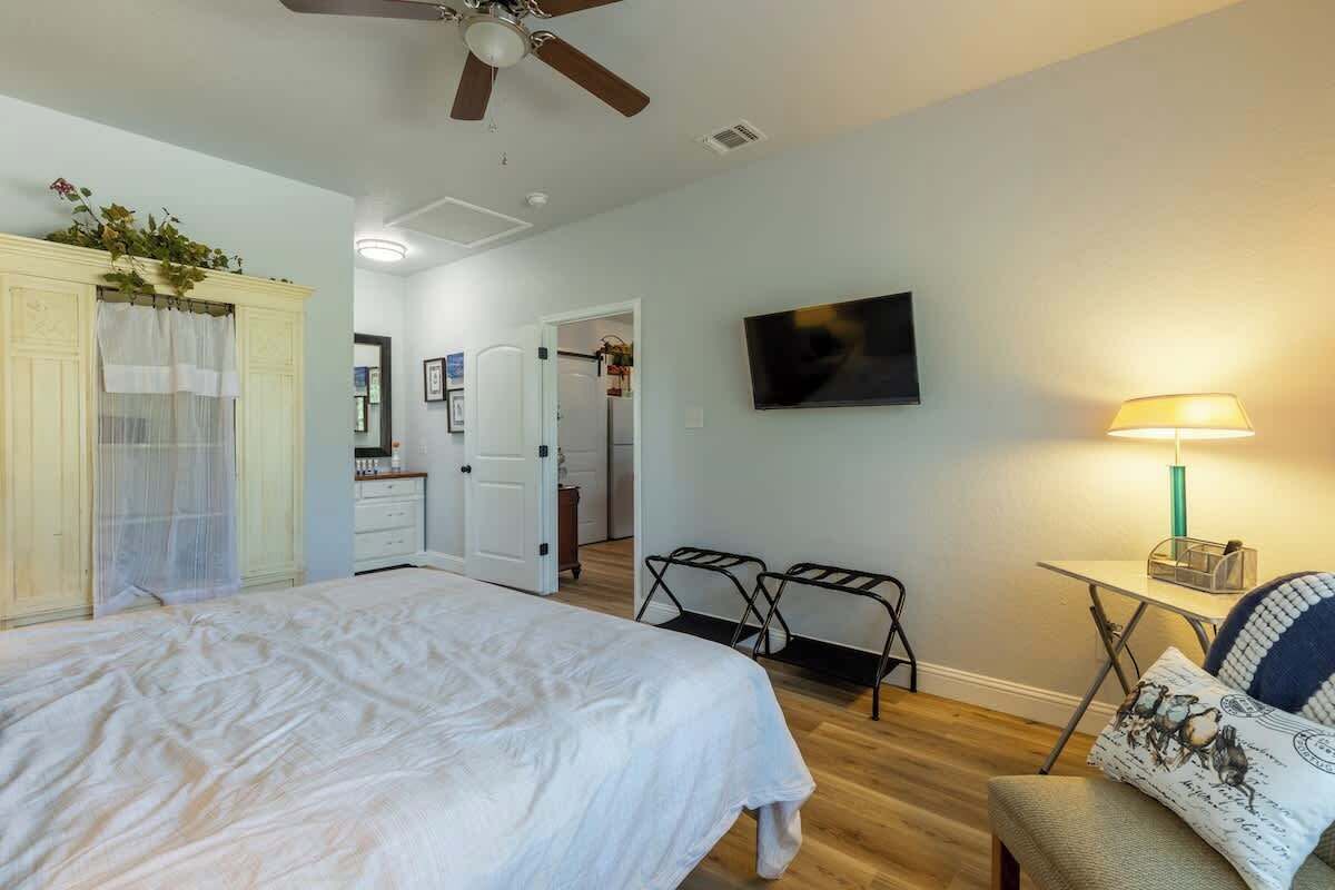 2 bedrooms, iron/ironing board, WiFi (free), bed sheets