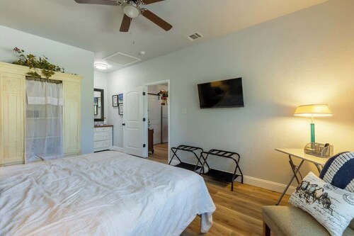 La Casita: Hot-tub & Firepit, 15 min to Fred!