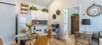 La Casita: Hot-tub & Firepit, 15 min to Fred!