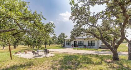 La Casita: Hot-tub & Firepit, 15 min to Fred!