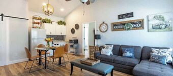 La Casita: Hot-tub & Firepit, 15 min to Fred!