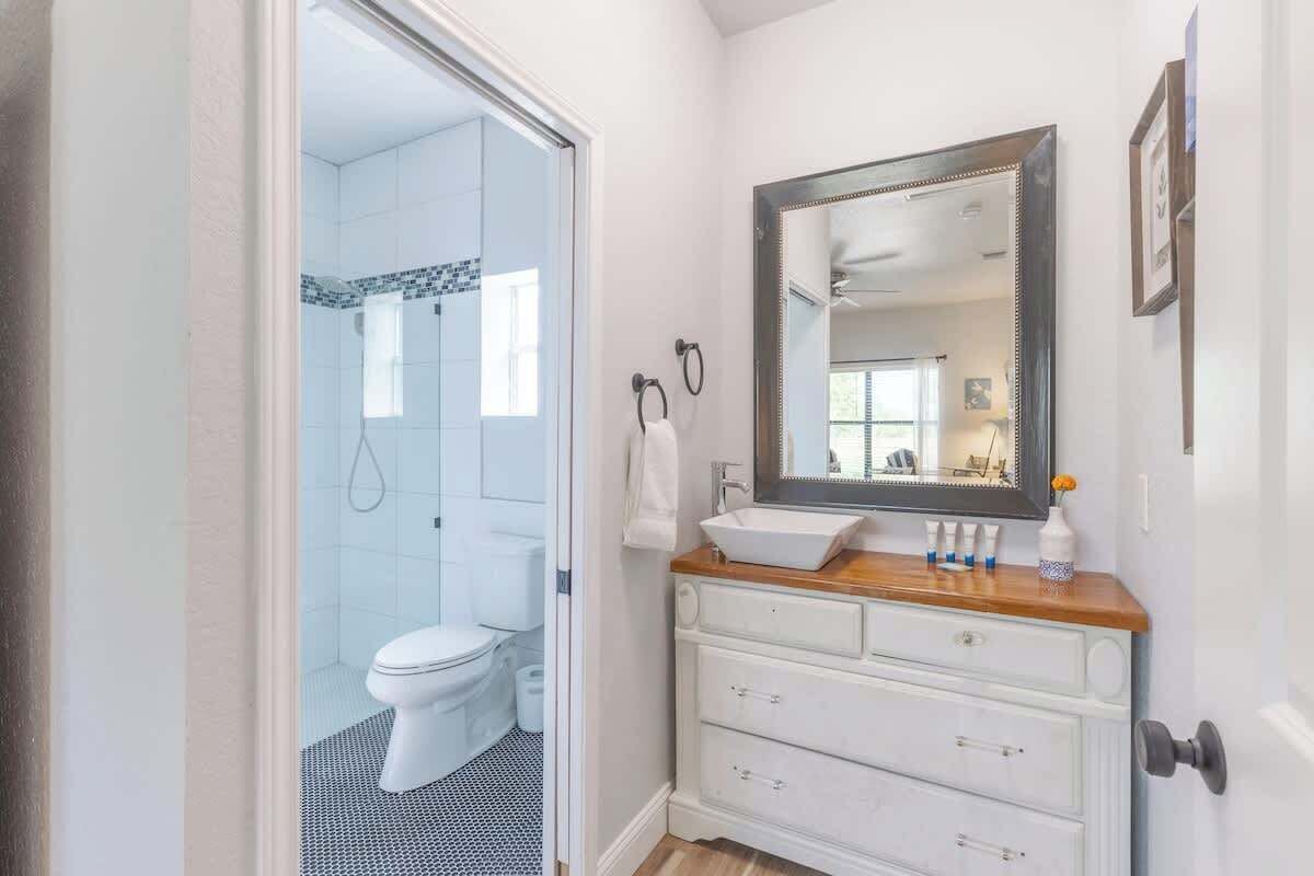 Shower, hair dryer, towels, shampoo