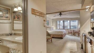 1 Schlafzimmer, BĂŒgeleisen/BĂŒgelbrett, WLAN, BettwĂ€sche