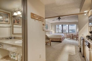 1 غر فة نوم ومكواة/لوح كي وواي فاي وملاءات أسرّة