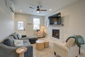 TV, fireplace - Blue Ocean Bungalow - Oyhut Bay Seaside Village (Ocean Shores)