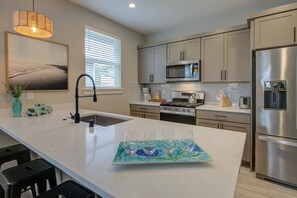 Een koelkast, een magnetron, een oven, een kookplaat